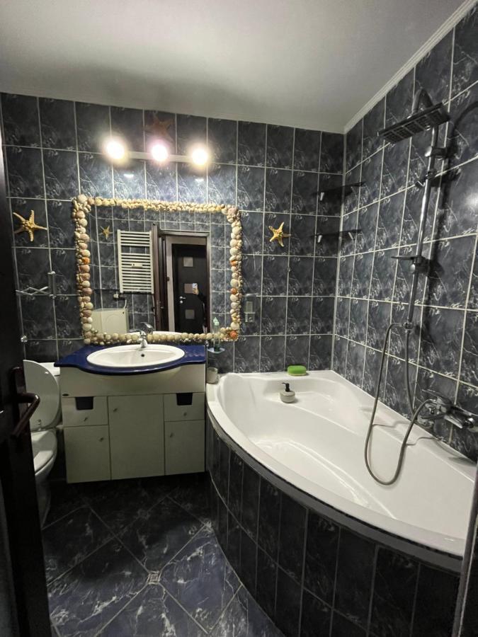 Modern Oasis With A Cozy Fireplace Your Stylish Apartment Minutes From Downtown Bucharest Luaran gambar
